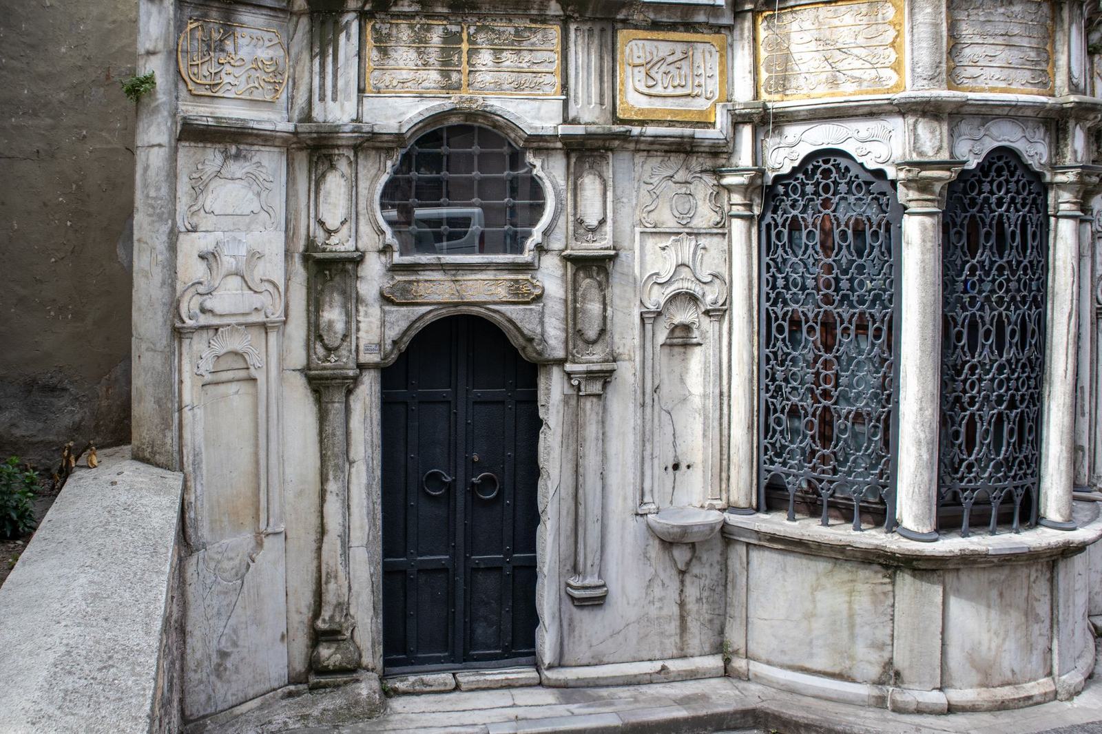 Intricately carved marble doorway in İstanbul showcasing Ottoman architectural details.
